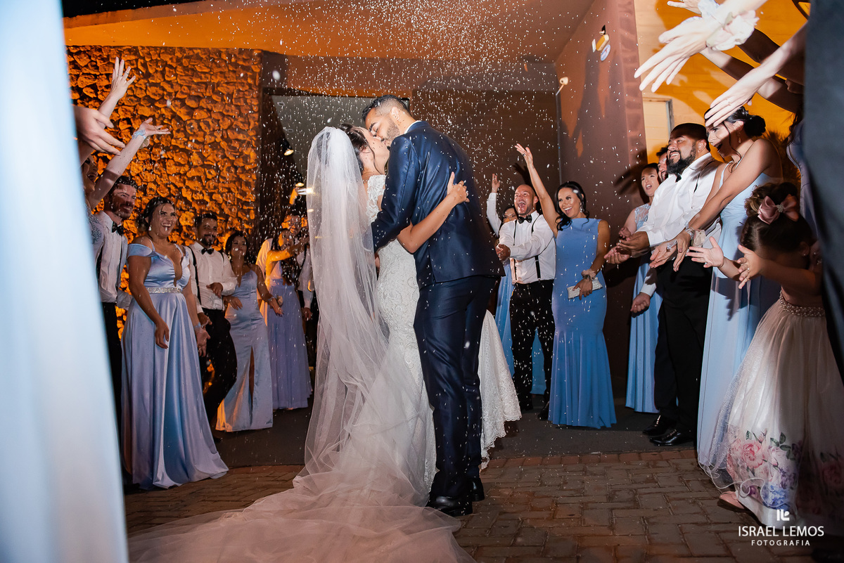 jogando arroz em para de minas