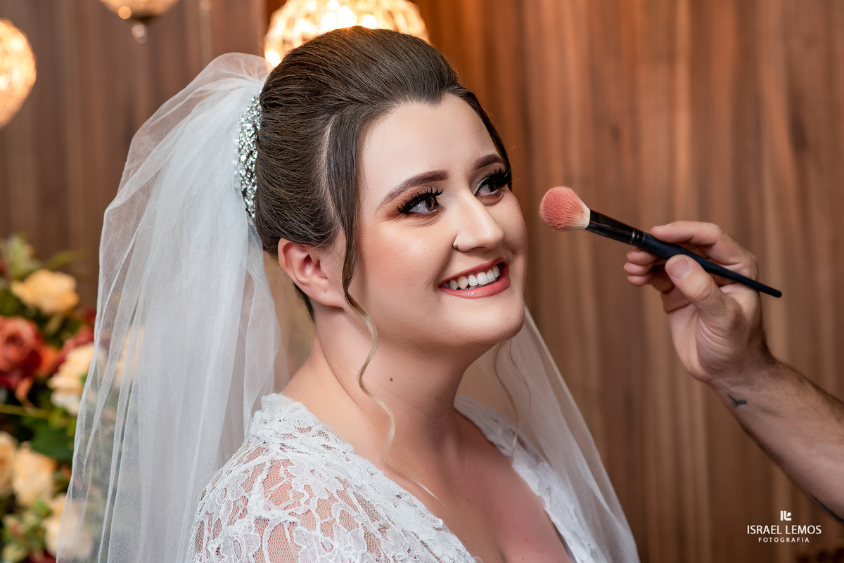 maquiagem de noiva, realizado na espaço de Paulo vasconscelos maquiador na cidade de Para de minas/MG, fotografia registrada pelo fotógrafo de casamento Israel Lemos.