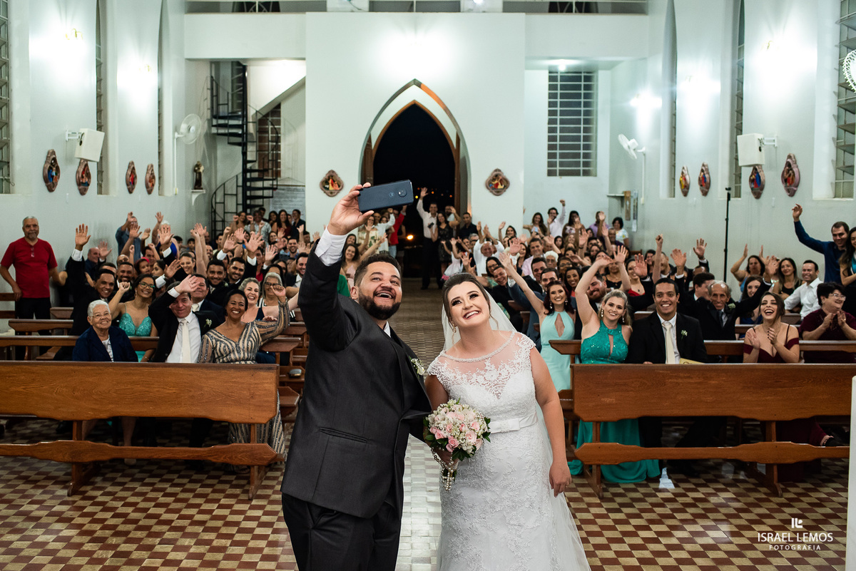 Selfie dos noivos, realizado na igreja N. S. das graças na cidade de Para de minas/MG, fotografia registrada pelo fotógrafo de casamento Israel Lemos.