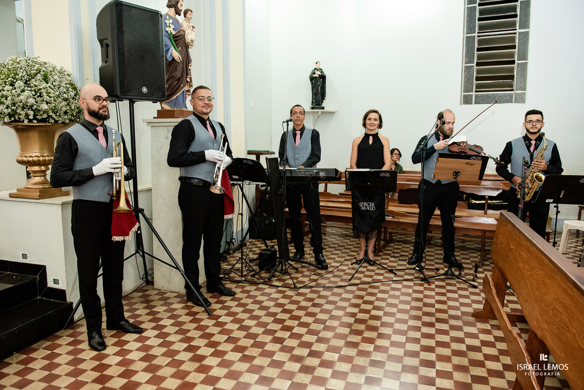 Casamento, realizado na igreja N. S. das graças na cidade de Para de minas/MG, rose araujo cantora fotografia registrada pelo fotógrafo de casamento Israel Lemos.