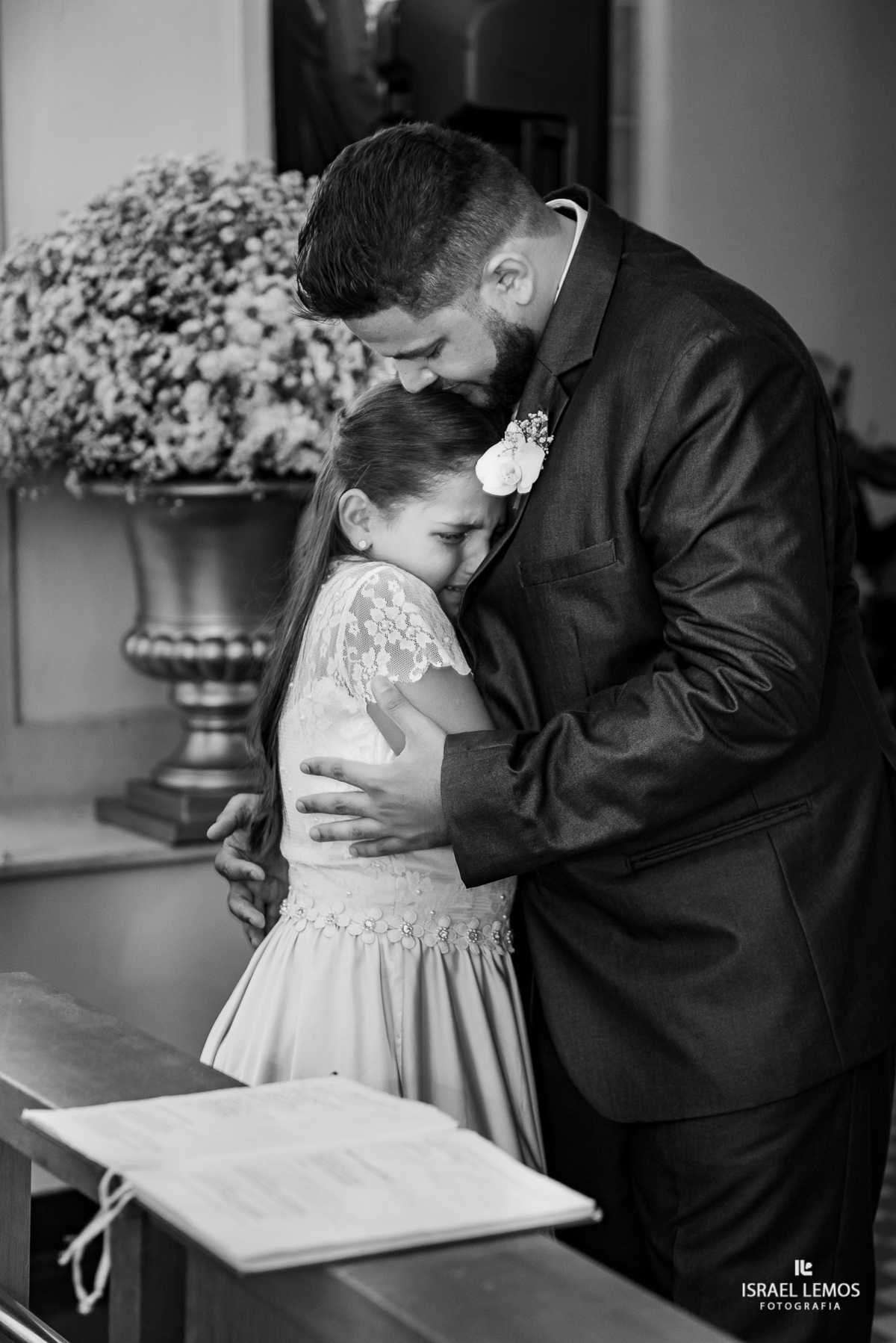 filha do noivo se emociona e fotografo registra esse momento israel lemos