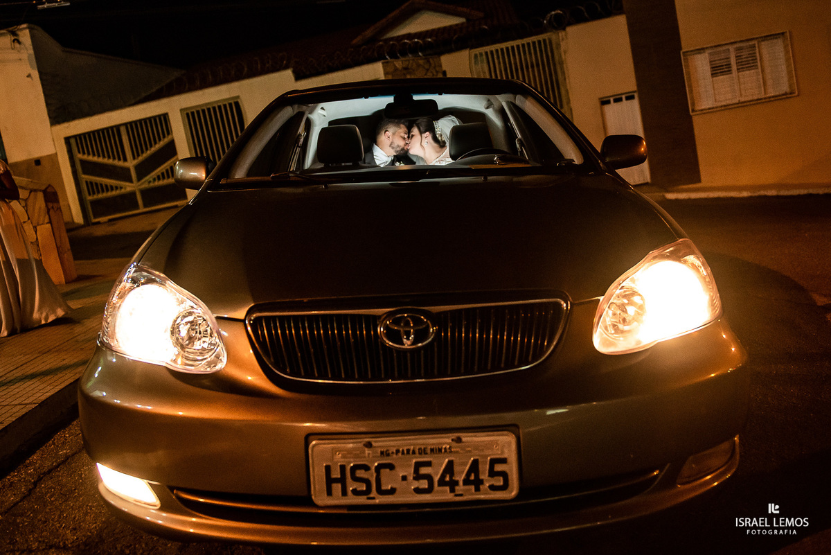 noivos na igreja N S. das gracas em para de minas dentro do carro