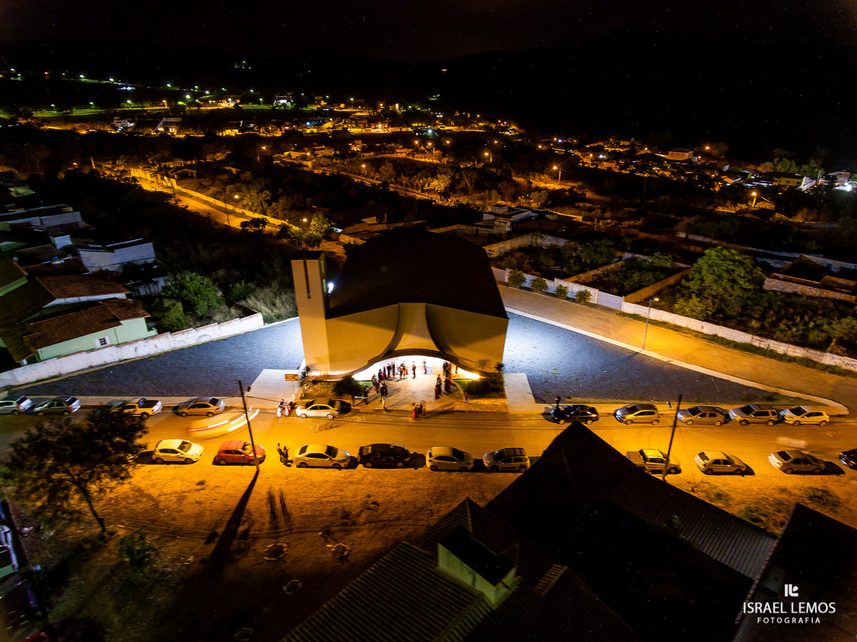 Casamento com imagem de drone, realizado na igreja São Sebastião na cidade de Para de minas/MG, fotografia registrada pelo fotógrafo de casamento Israel Lemos.