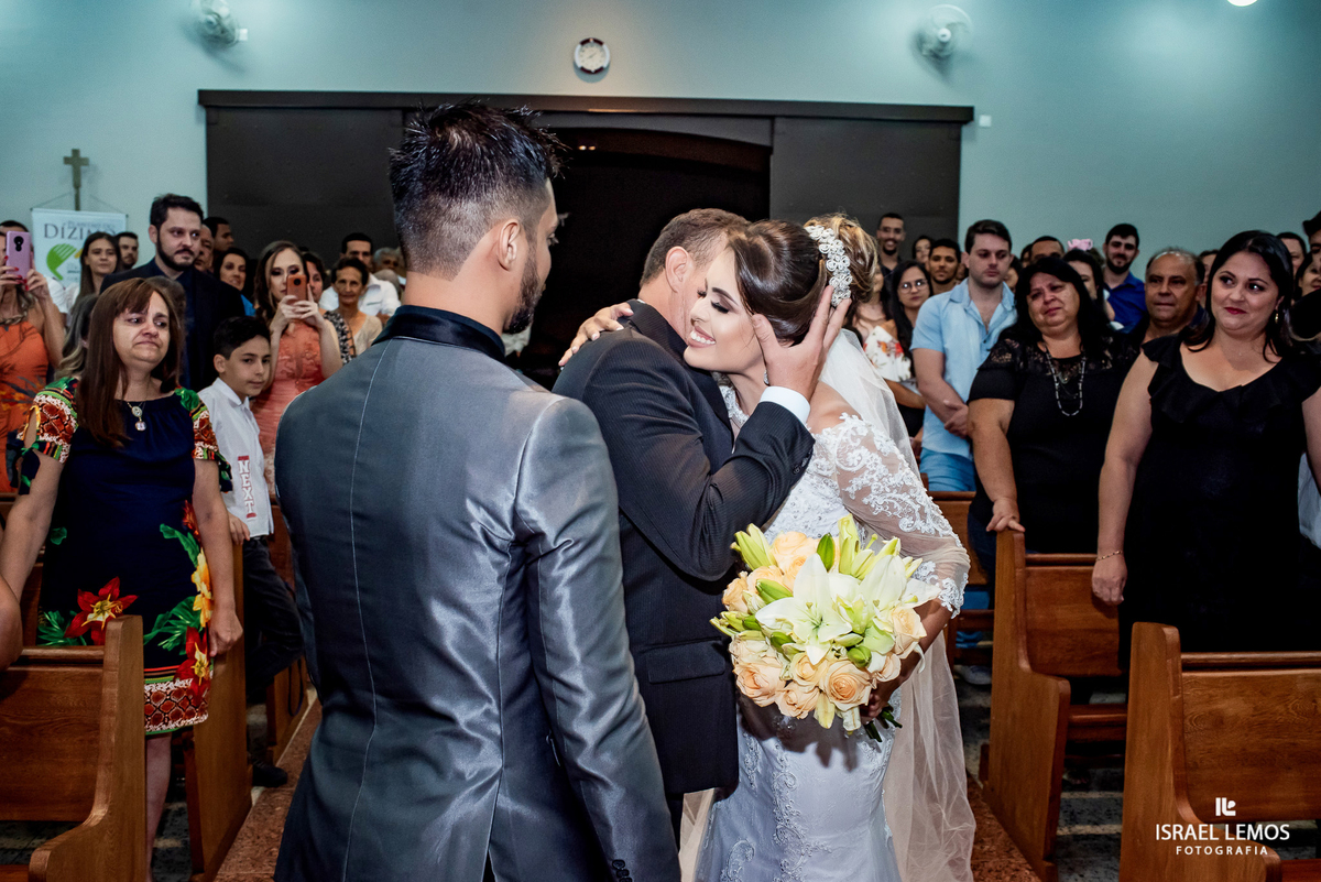 Casamento, realizado na igreja São Sebastião na cidade de Para de minas/MG, fotografia registrada pelo fotógrafo de casamento Israel Lemos.