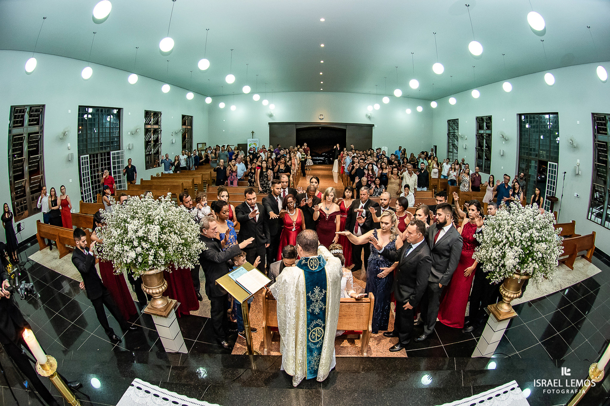 Casamento, realizado na igreja São Sebastião na cidade de Para de minas/MG, fotografia registrada pelo fotógrafo de casamento Israel Lemos.