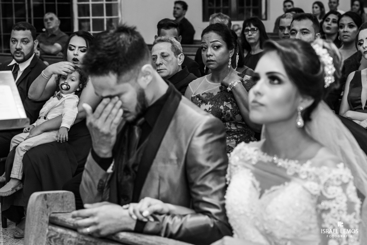 Casamento, realizado na igreja São Sebastião na cidade de Para de minas/MG, fotografia registrada pelo fotógrafo de casamento Israel Lemos. momento que o noivo se emociona