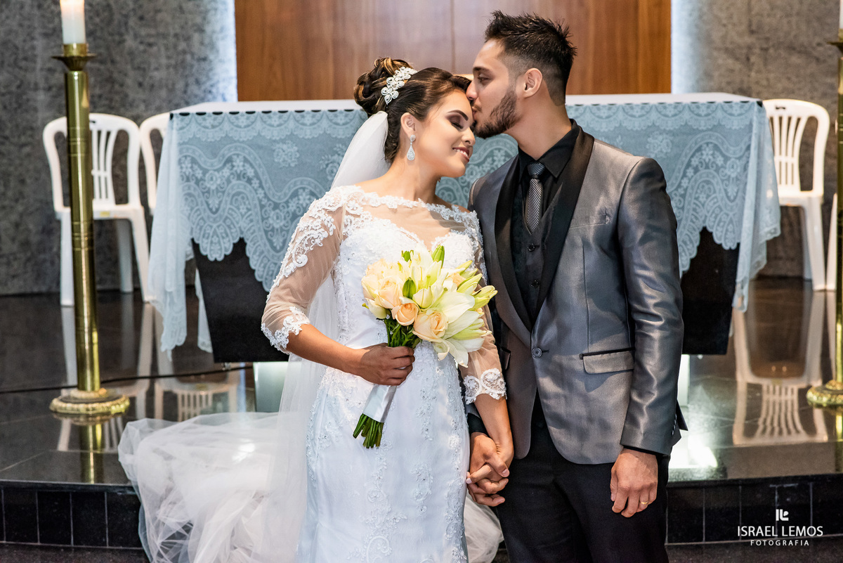 Casamento, realizado na igreja São Sebastião na cidade de Para de minas/MG, fotografia registrada pelo fotógrafo de casamento Israel Lemos. com beijo na testa