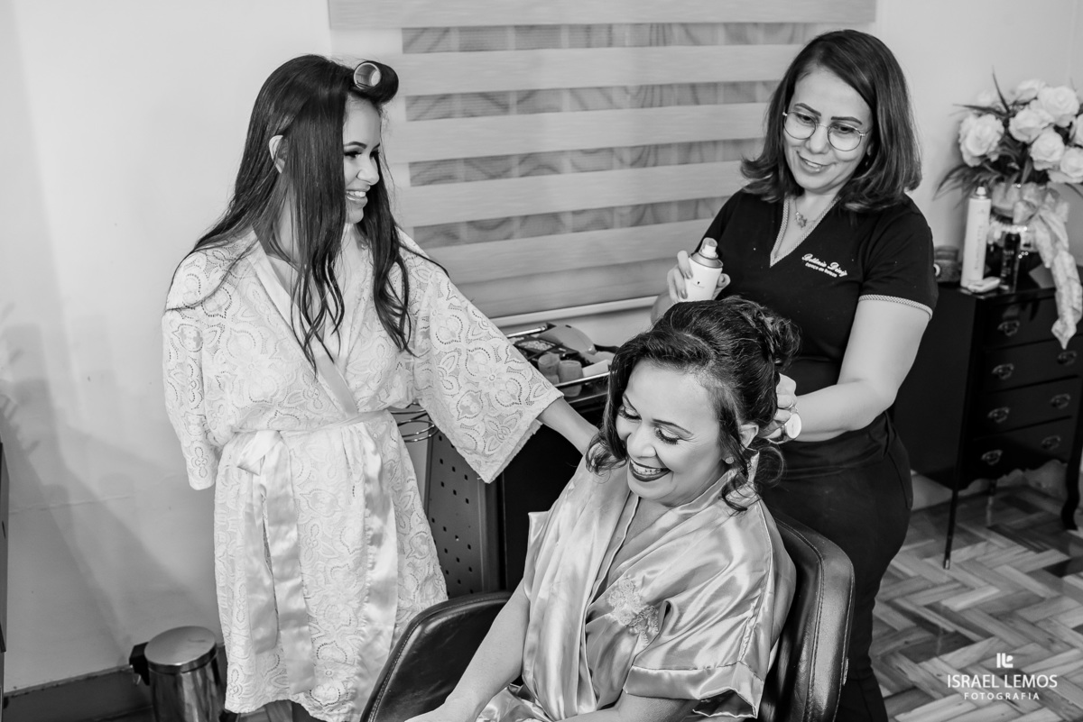 Make da noiva realizado  no salao da Betania diniz na cidade de Pitangui MG, na setima vila do ouro fotografia registrada pelo fotógrafo de casamento Israel Lemos.