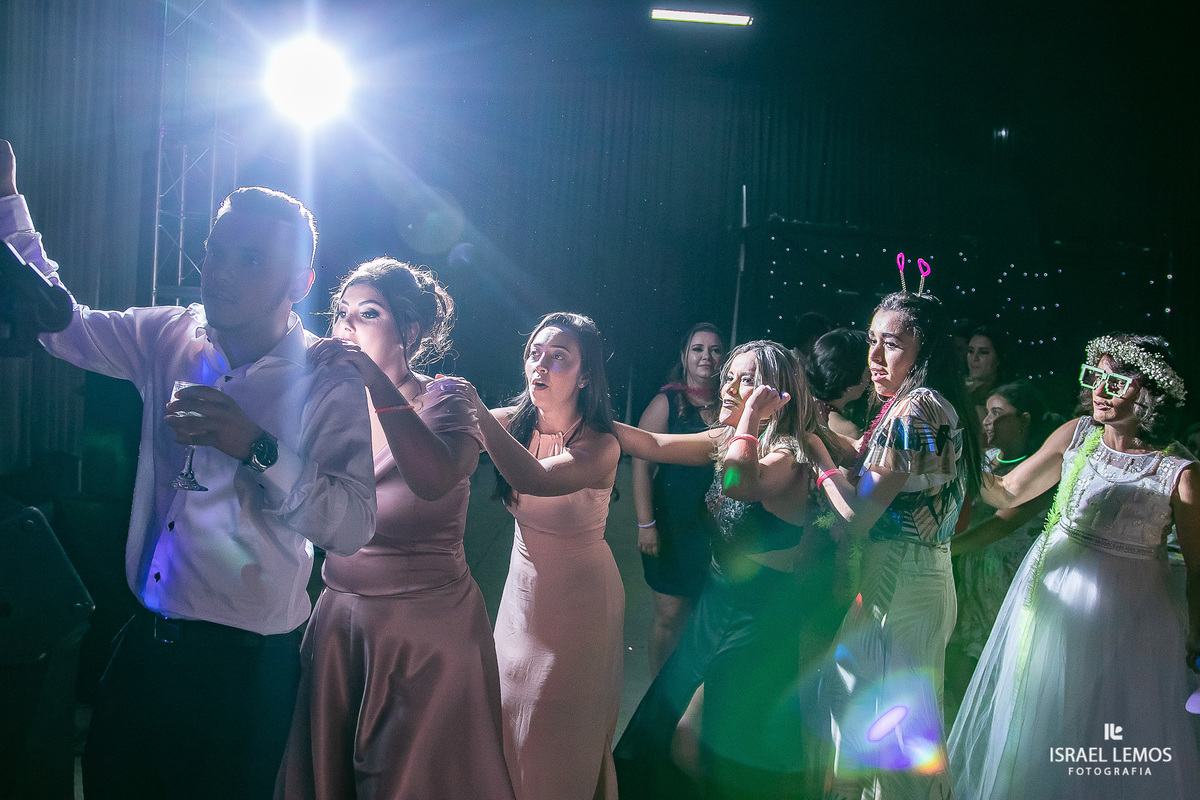 festa de casamento realizado na igreja Nossa Senhora do Pilar na cidade de Pitangui MG, na setima vila do ouro fotografia registrada pelo fotógrafo de casamento Israel Lemos.