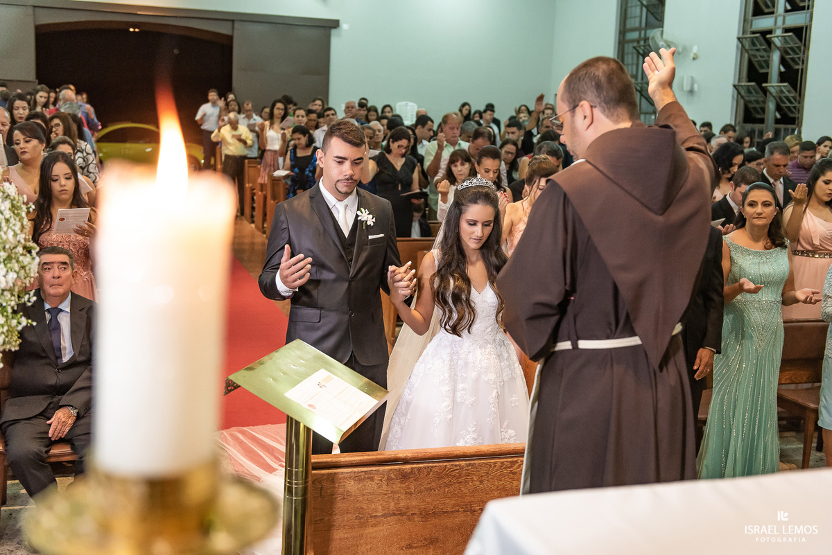 Casamento do Wesley e Leticia, realizado na Igreja São Sebastiao na cidade de Para de minas/MG, fotografia registrada pelo fotógrafo de casamento Israel Lemos.