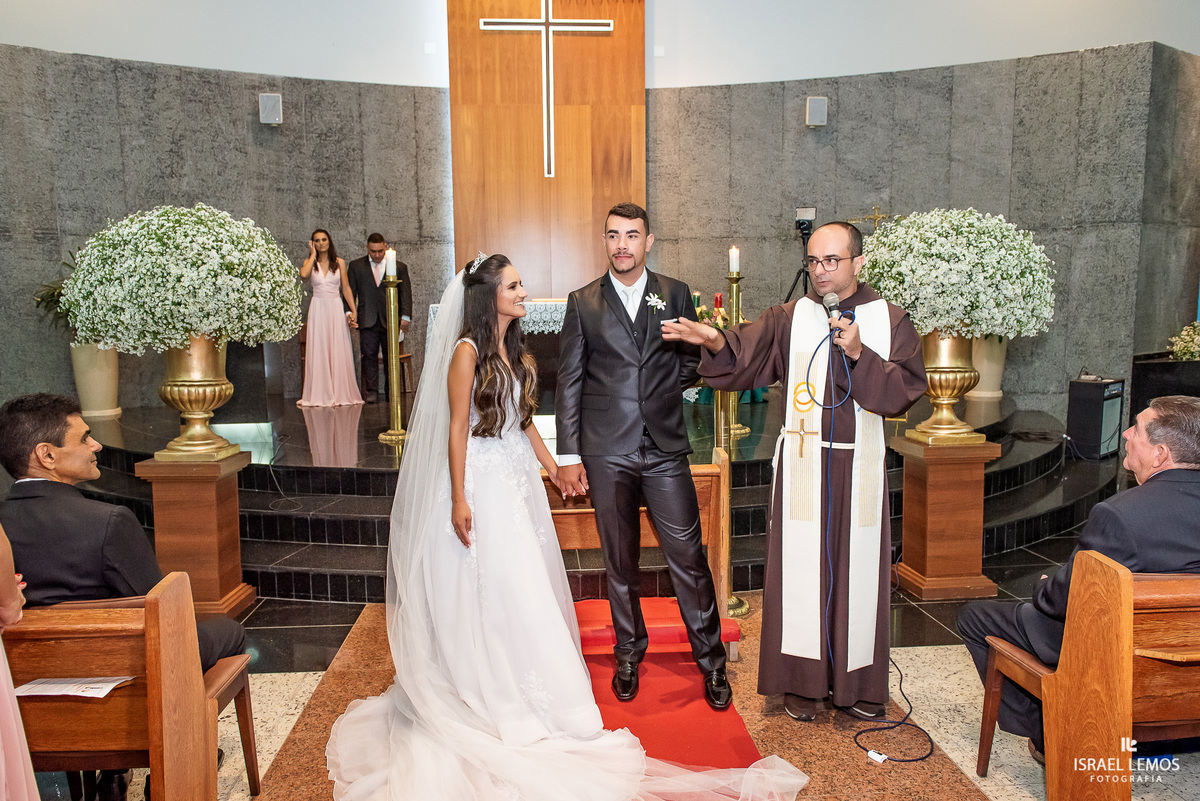 Casamento do Wesley e Leticia, realizado na Igreja São Sebastiao na cidade de Para de minas/MG, fotografia registrada pelo fotógrafo de casamento Israel Lemos.