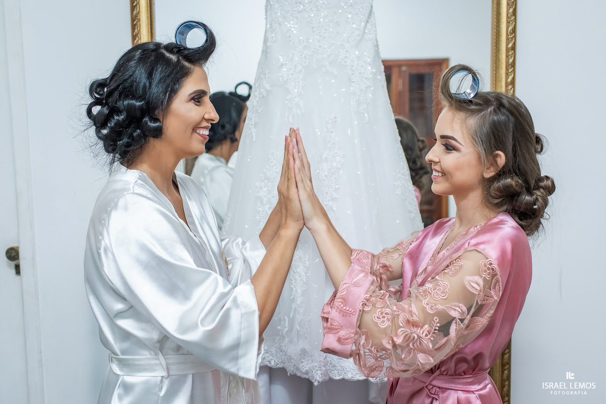 Making of dos noivos de Milena e Julio, realizado no espaco de maquiagem Erica damas em Para de Minas/MG, fotografia registrada pelo fotógrafo de casamento Israel Lemos.