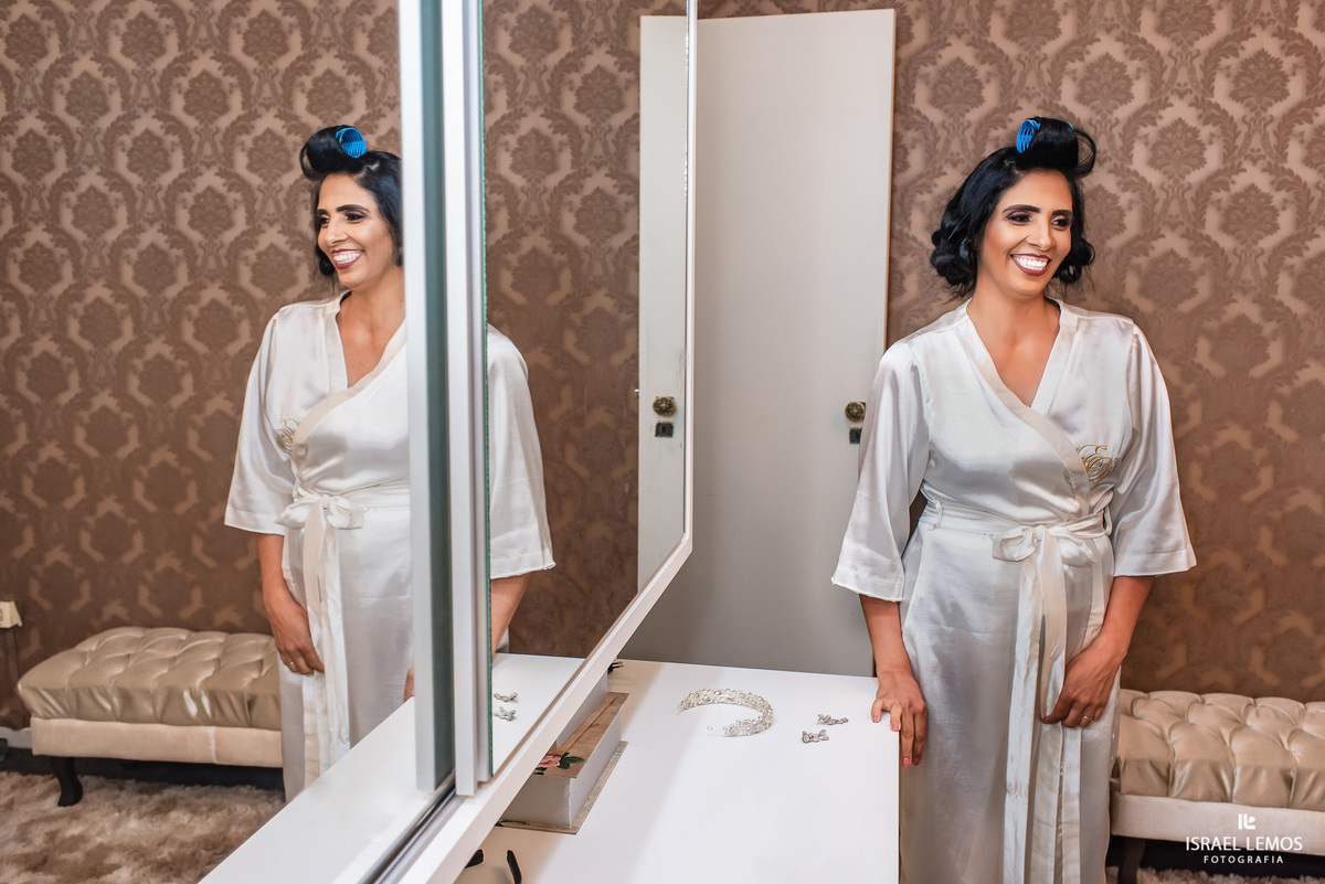 Making of dos noivos de Milena e Julio, realizado no espaco de maquiagem Erica damas em Para de Minas/MG, fotografia registrada pelo fotógrafo de casamento Israel Lemos.