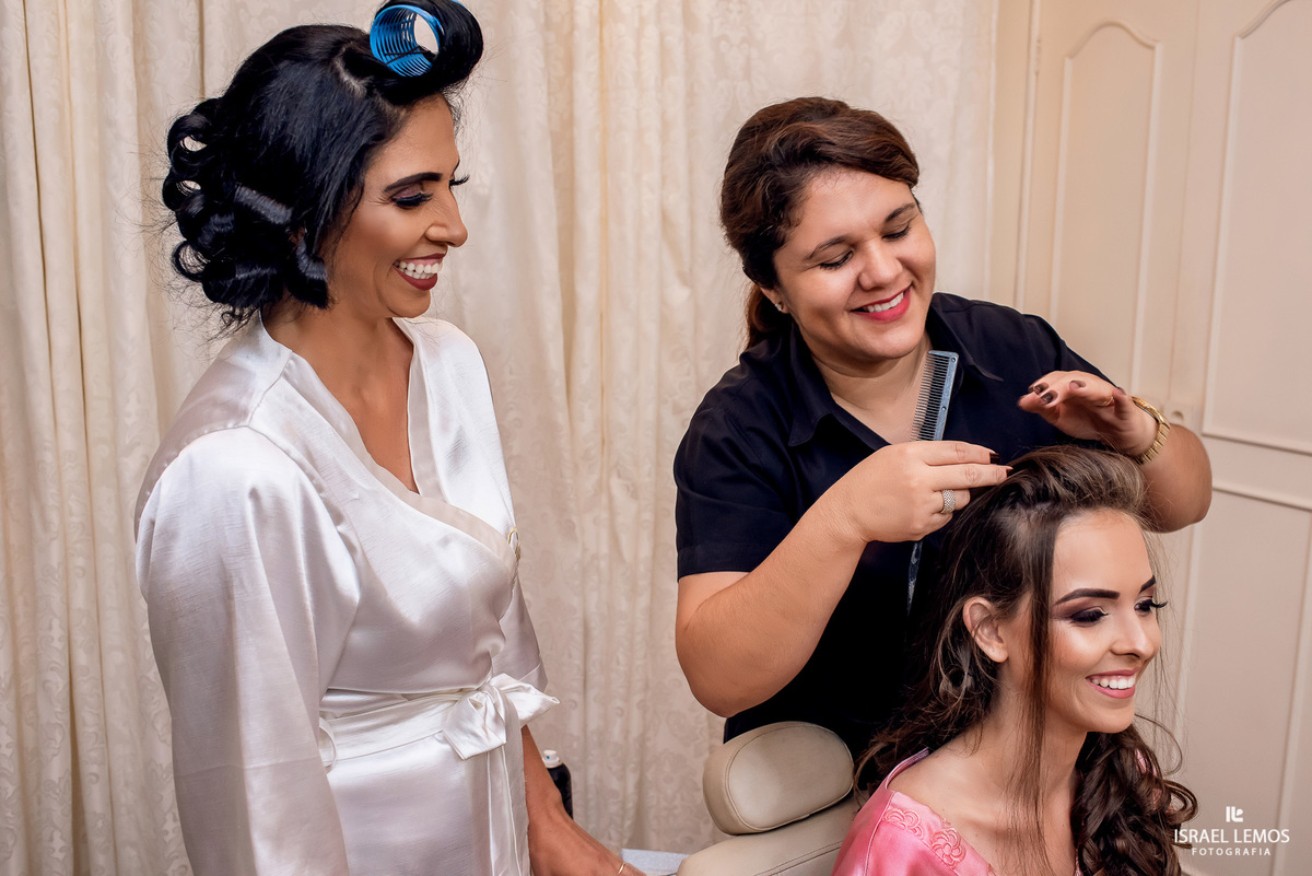 Making of dos noivos de Milena e Julio, realizado no espaco de maquiagem Erica damas em Para de Minas/MG, fotografia registrada pelo fotógrafo de casamento Israel Lemos.