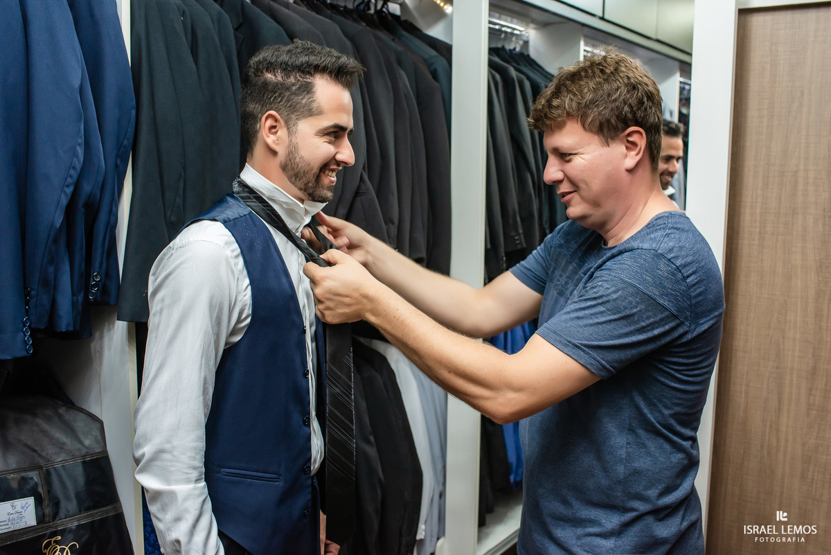 Making of dos noivos de Milena e Julio, realizado no espaco de maquiagem Erica damas em Para de Minas/MG, fotografia registrada pelo fotógrafo de casamento Israel Lemos.