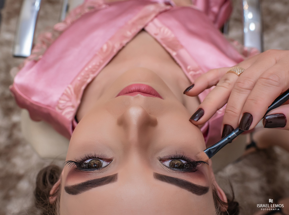 Making of dos noivos de Milena e Julio, realizado no espaco de maquiagem Erica damas em Para de Minas/MG, fotografia registrada pelo fotógrafo de casamento Israel Lemos.