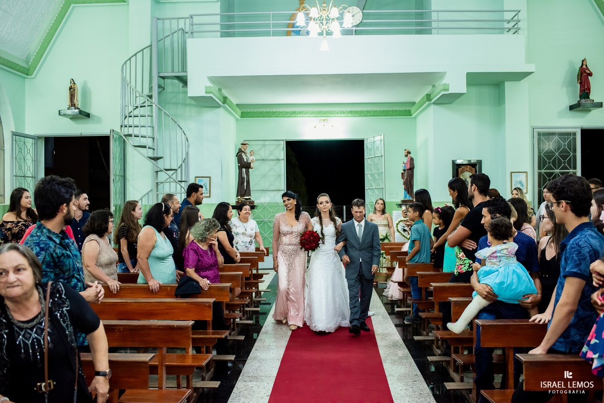 Casamento de Milena e Julio, realizado na Igreja Santo antonio na cidade de Igaratinga/MG, fotografia registrada pelo fotógrafo de casamento Israel Lemos.
