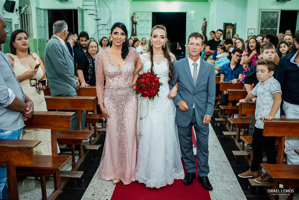 Casamento de Milena e Julio, realizado na Igreja Santo antonio na cidade de Igaratinga/MG, fotografia registrada pelo fotógrafo de casamento Israel Lemos.