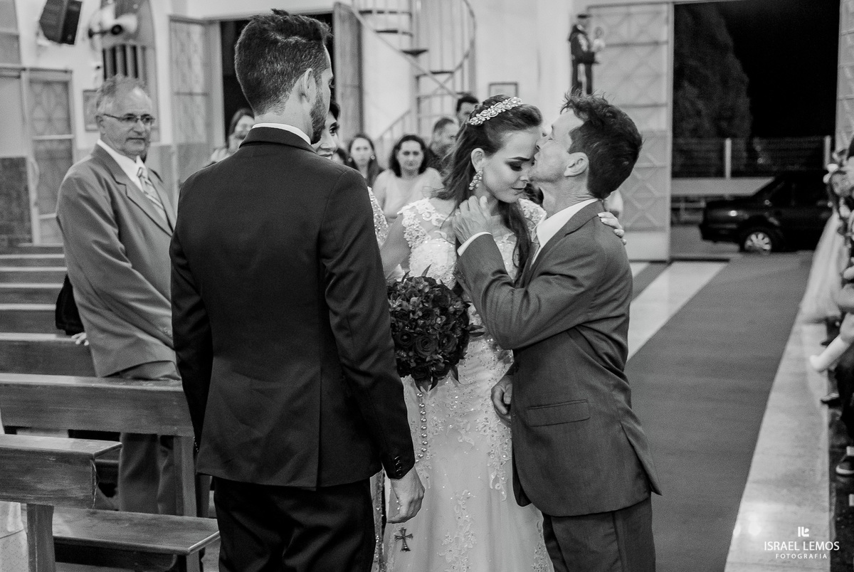 Casamento de Milena e Julio, realizado na Igreja Santo antonio na cidade de Igaratinga/MG, fotografia registrada pelo fotógrafo de casamento Israel Lemos.