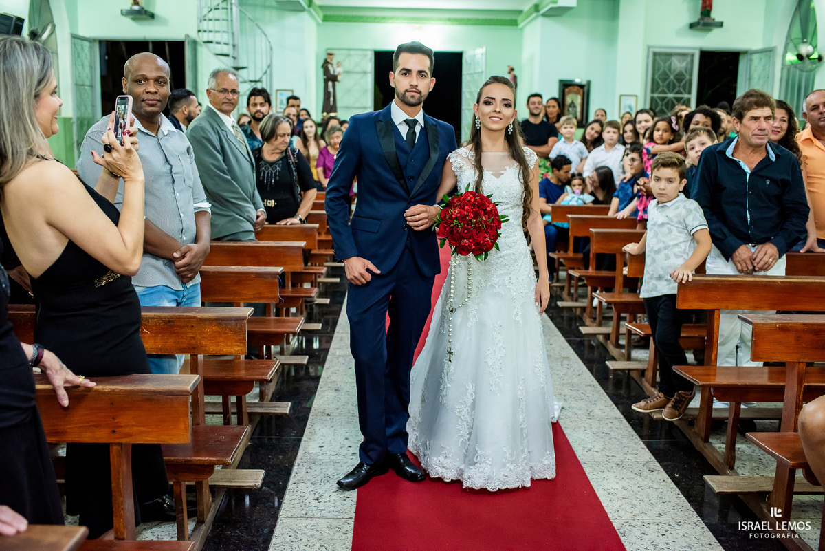Casamento de Milena e Julio, realizado na Igreja Santo antonio na cidade de Igaratinga/MG, fotografia registrada pelo fotógrafo de casamento Israel Lemos.