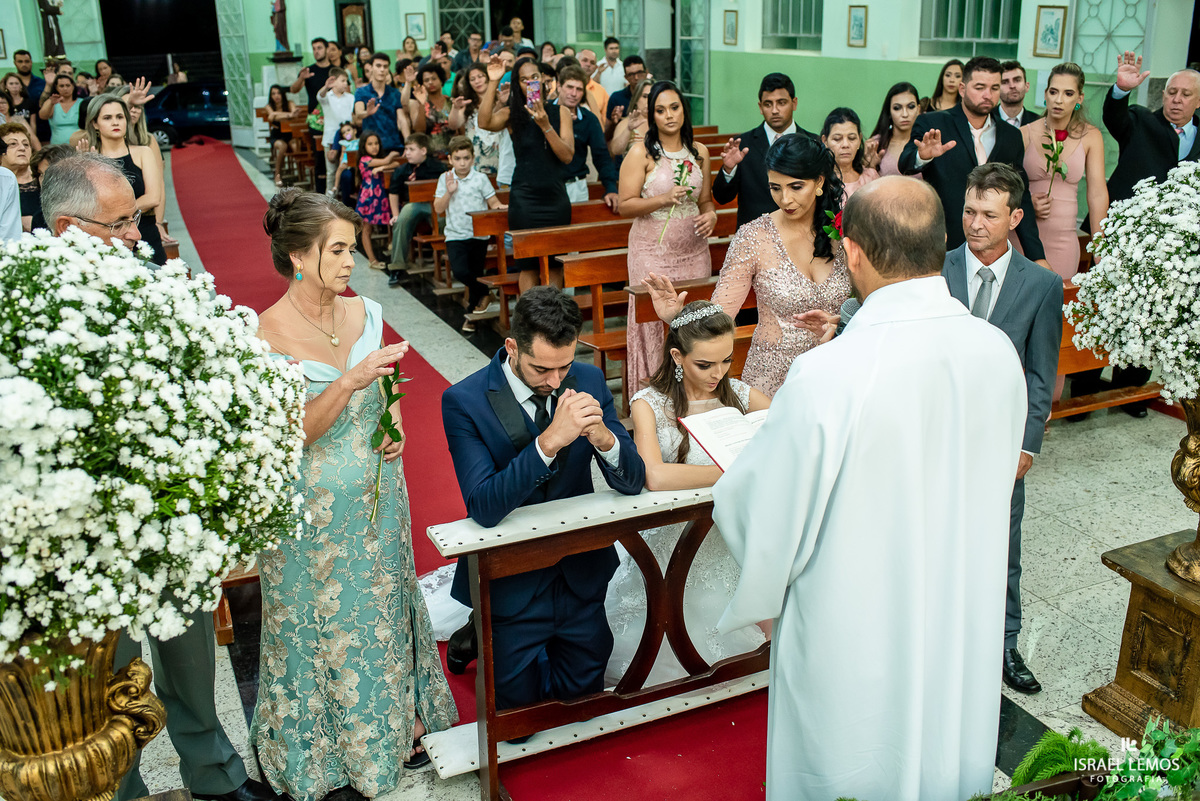 Casamento de Milena e Julio, realizado na Igreja Santo antonio na cidade de Igaratinga/MG, fotografia registrada pelo fotógrafo de casamento Israel Lemos.