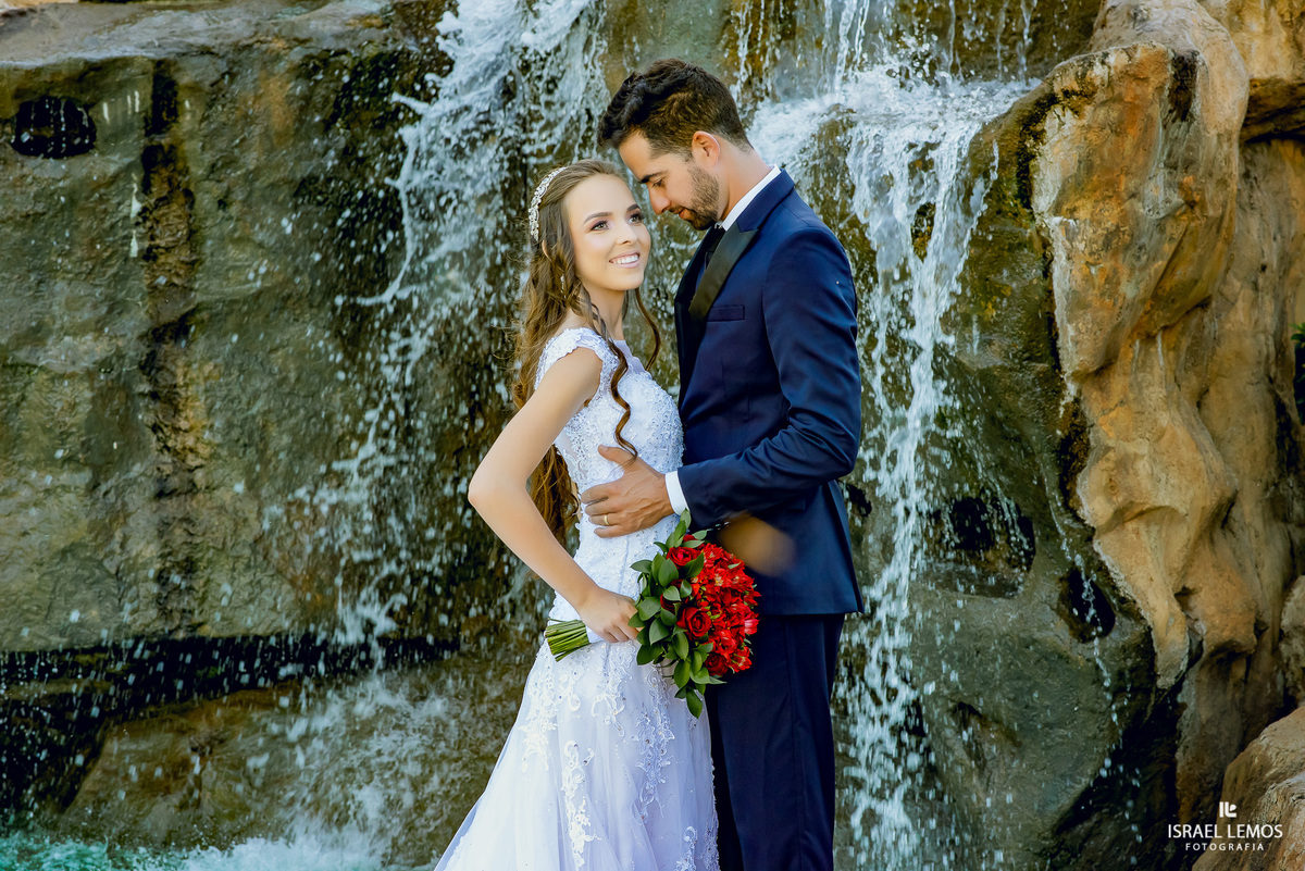 Casamento de Milena e Julio, realizado na Igreja Santo antonio na cidade de Igaratinga/MG, fotografia registrada pelo fotógrafo de casamento Israel Lemos.Casamento de Milena e Julio, realizado na Igreja Santo antonio na cidade de Igaratinga/MG, fotografia