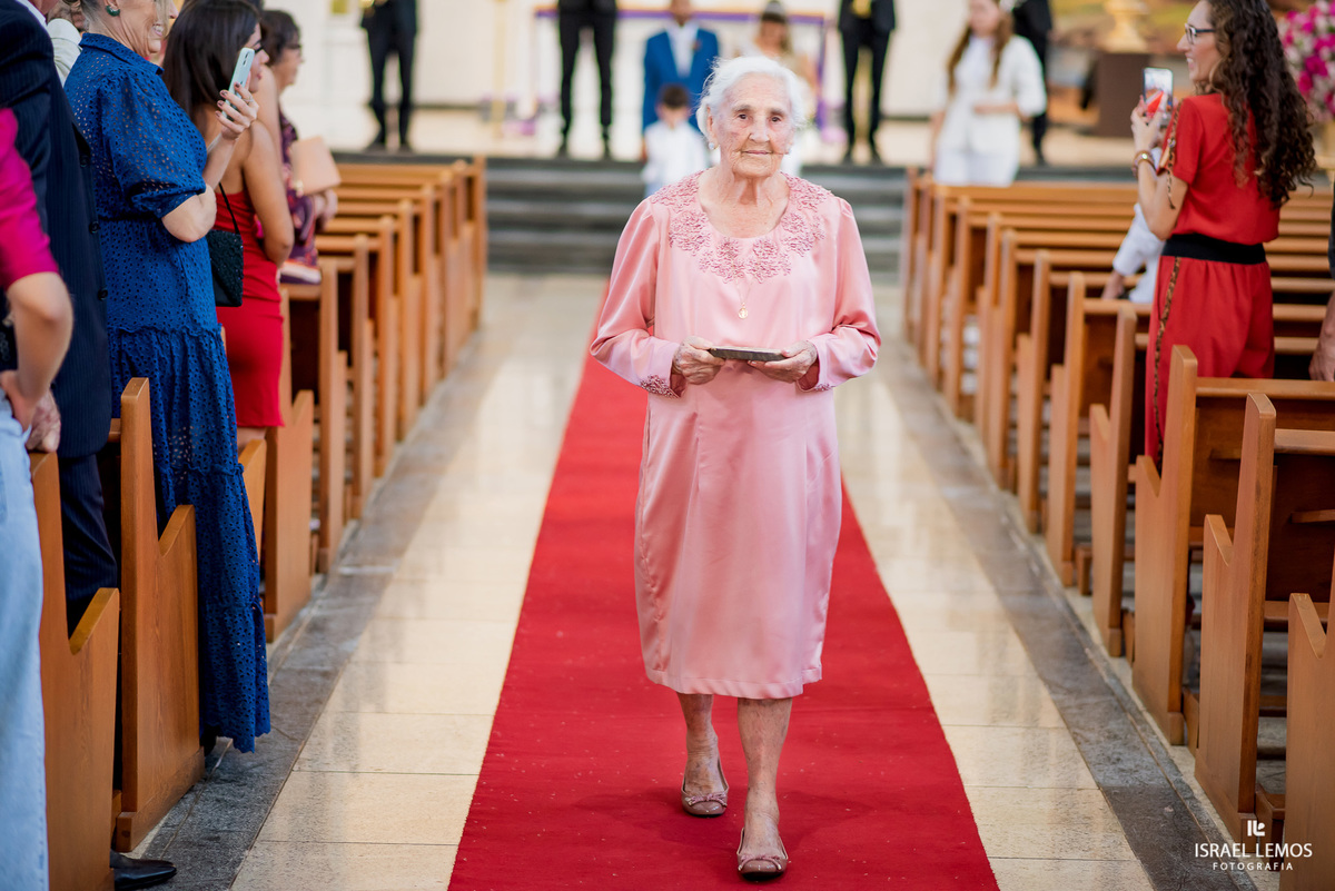 FRAN E JÚNIOR: UMA CERIMÔNIA EMOCIONANTE

Não poderia deixar de ser diferente... Tudo já indicava que a cerimônia de casamento de Fran e Júnior seria algo marcante não somente para o casal, mas como para todos os convidados. A celebração aconteceu na Matr