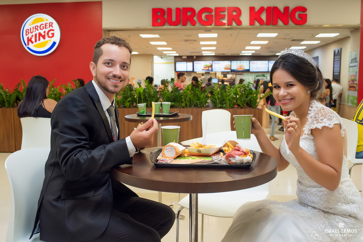 Casamento de Pablo e Isabele make de Betnia Diniz na cidade de Pitangui fotos no Burger King  e fotografo cidade de Para de minas/MG, fotografia registrada pelo fotógrafo de casamento Israel Lemos.