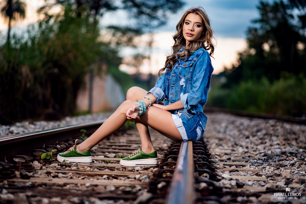 Fotos em para de minas para modelo fotografica feitas pelo fotografo de studio de para de minas Israel lemos