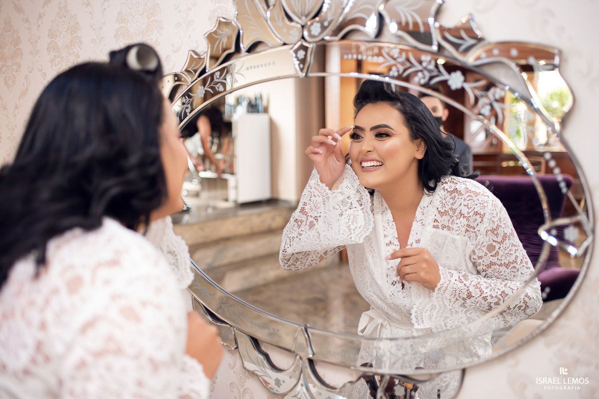 Casamento de Tahina e Fabricio realizado na Silmaria noivas na igreja maratona em cidade de Para de minas/MG, fotografia registrada com make de Dionizio pelo fotógrafo de casamento Israel Lemos.