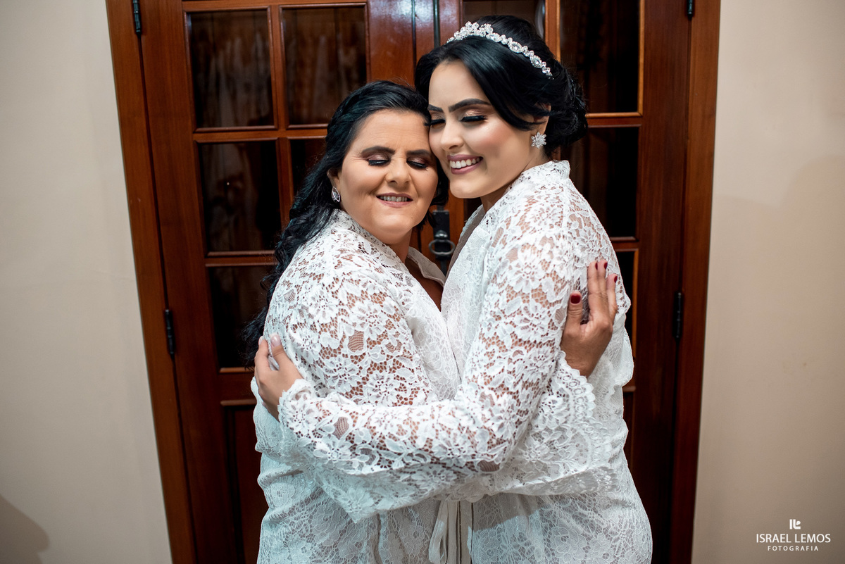 Casamento de Tahina e Fabricio realizado na Silmaria noivas na igreja maratona em cidade de Para de minas/MG, fotografia registrada com make de Dionizio pelo fotógrafo de casamento Israel Lemos.