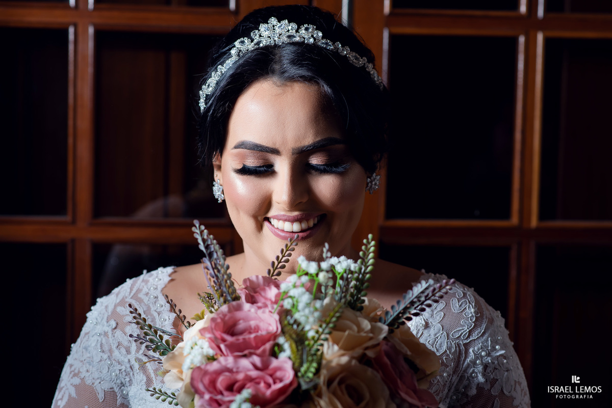 Casamento de Tahina e Fabricio realizado na Silmaria noivas na igreja maratona em cidade de Para de minas/MG, fotografia registrada com make de Dionizio pelo fotógrafo de casamento Israel Lemos.
