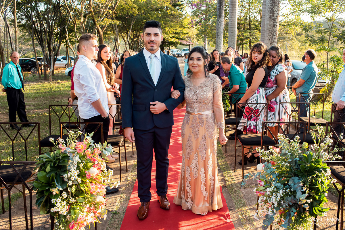 Casamento de Tahina e Fabricio realizado na Silmaria noivas na igreja maratona em cidade de Para de minas/MG, fotografia registrada com make de Dionizio pelo fotógrafo de casamento Israel Lemos.