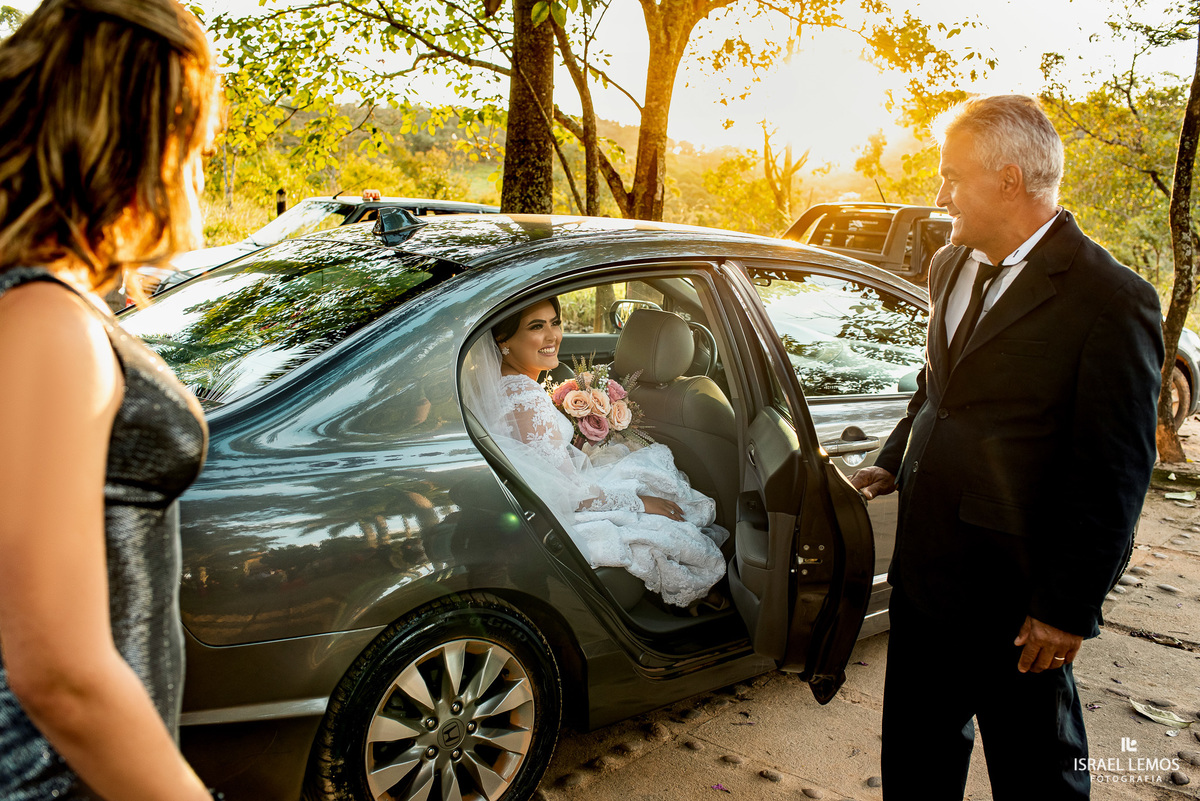 Casamento de Tahina e Fabricio realizado na Silmaria noivas na igreja maratona em cidade de Para de minas/MG, fotografia registrada com make de Dionizio pelo fotógrafo de casamento Israel Lemos.