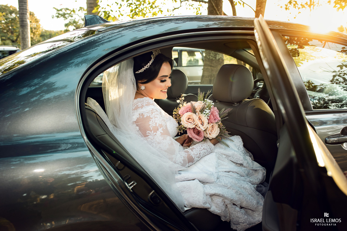 Casamento de Tahina e Fabricio realizado na Silmaria noivas na igreja maratona em cidade de Para de minas/MG, fotografia registrada com make de Dionizio pelo fotógrafo de casamento Israel Lemos.