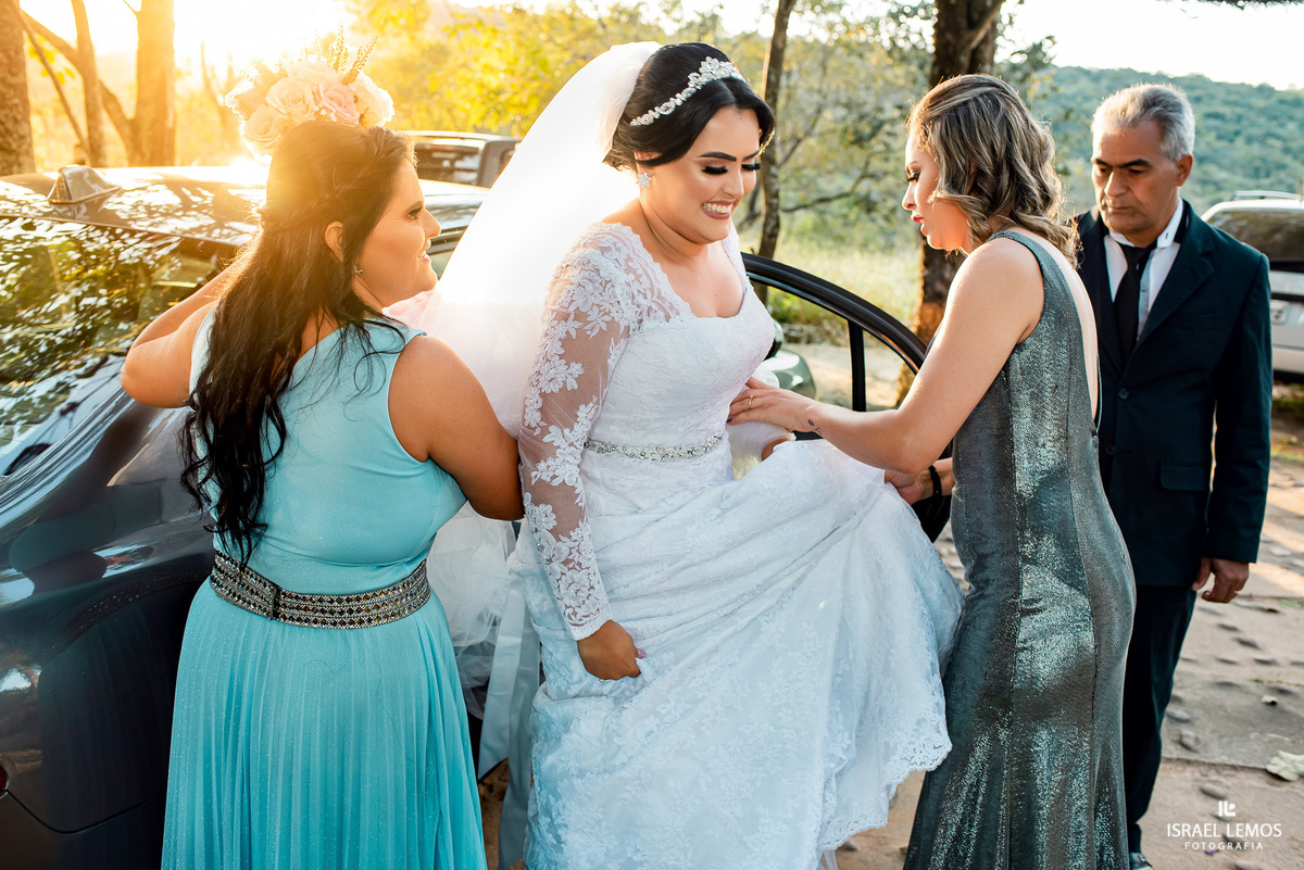 Casamento de Tahina e Fabricio realizado na Silmaria noivas na igreja maratona em cidade de Para de minas/MG, fotografia registrada com make de Dionizio pelo fotógrafo de casamento Israel Lemos.