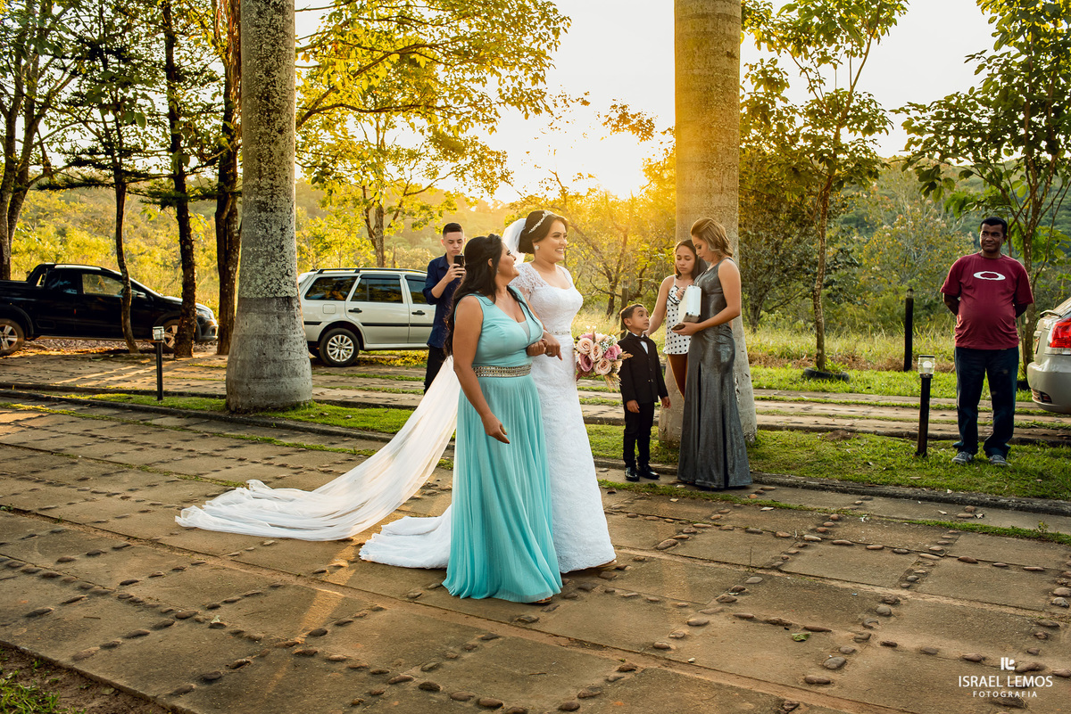 Casamento de Tahina e Fabricio realizado na Silmaria noivas na igreja maratona em cidade de Para de minas/MG, fotografia registrada com make de Dionizio pelo fotógrafo de casamento Israel Lemos.