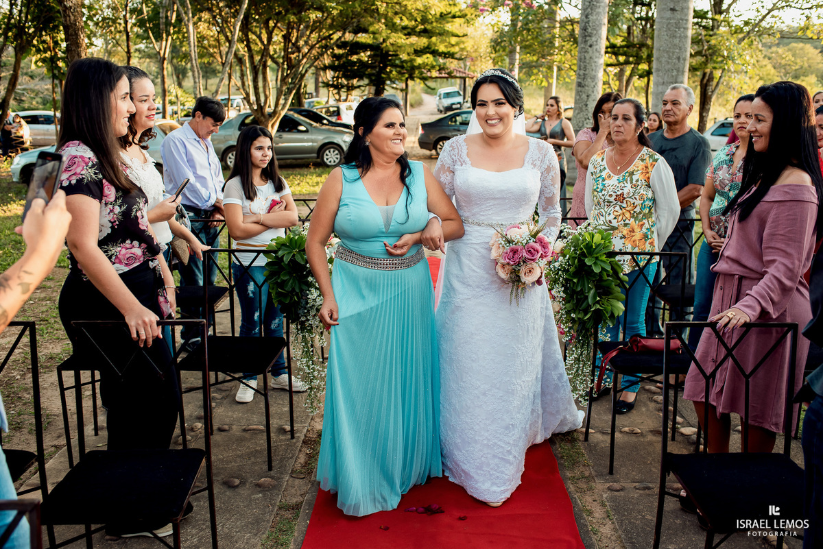 Casamento de Tahina e Fabricio realizado na Silmaria noivas na igreja maratona em cidade de Para de minas/MG, fotografia registrada com make de Dionizio pelo fotógrafo de casamento Israel Lemos.