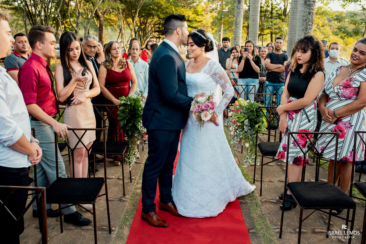 Casamento de Tahina e Fabricio realizado na Silmaria noivas na igreja maratona em cidade de Para de minas/MG, fotografia registrada com make de Dionizio pelo fotógrafo de casamento Israel Lemos.