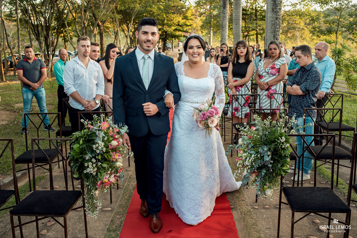 Casamento de Tahina e Fabricio realizado na Silmaria noivas na igreja maratona em cidade de Para de minas/MG, fotografia registrada com make de Dionizio pelo fotógrafo de casamento Israel Lemos.