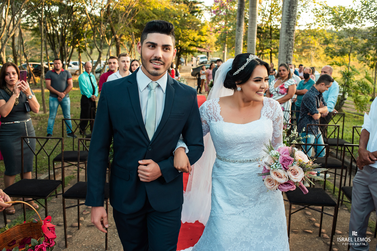 Casamento de Tahina e Fabricio realizado na Silmaria noivas na igreja maratona em cidade de Para de minas/MG, fotografia registrada com make de Dionizio pelo fotógrafo de casamento Israel Lemos.