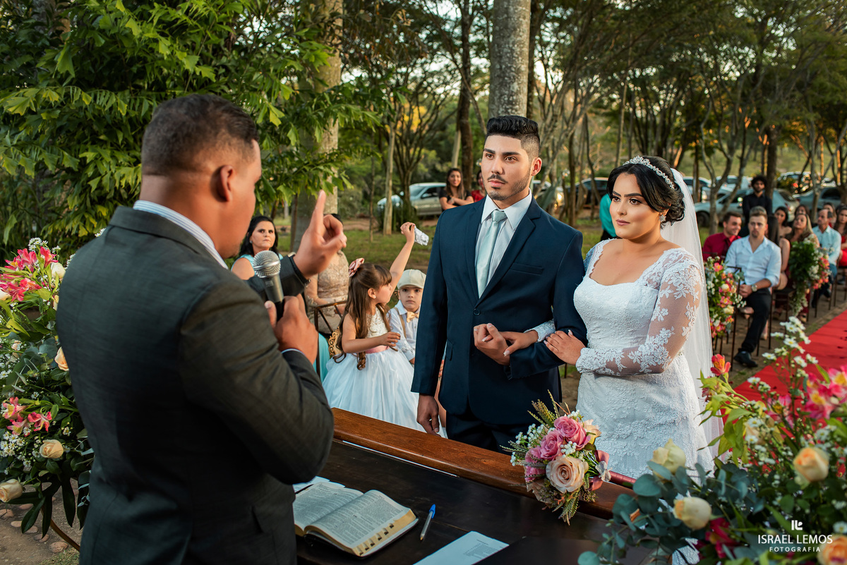 Casamento de Tahina e Fabricio realizado na Silmaria noivas na igreja maratona em cidade de Para de minas/MG, fotografia registrada com make de Dionizio pelo fotógrafo de casamento Israel Lemos.