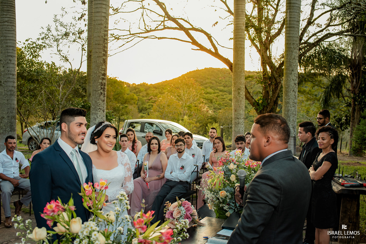 Casamento de Tahina e Fabricio realizado na Silmaria noivas na igreja maratona em cidade de Para de minas/MG, fotografia registrada com make de Dionizio pelo fotógrafo de casamento Israel Lemos.