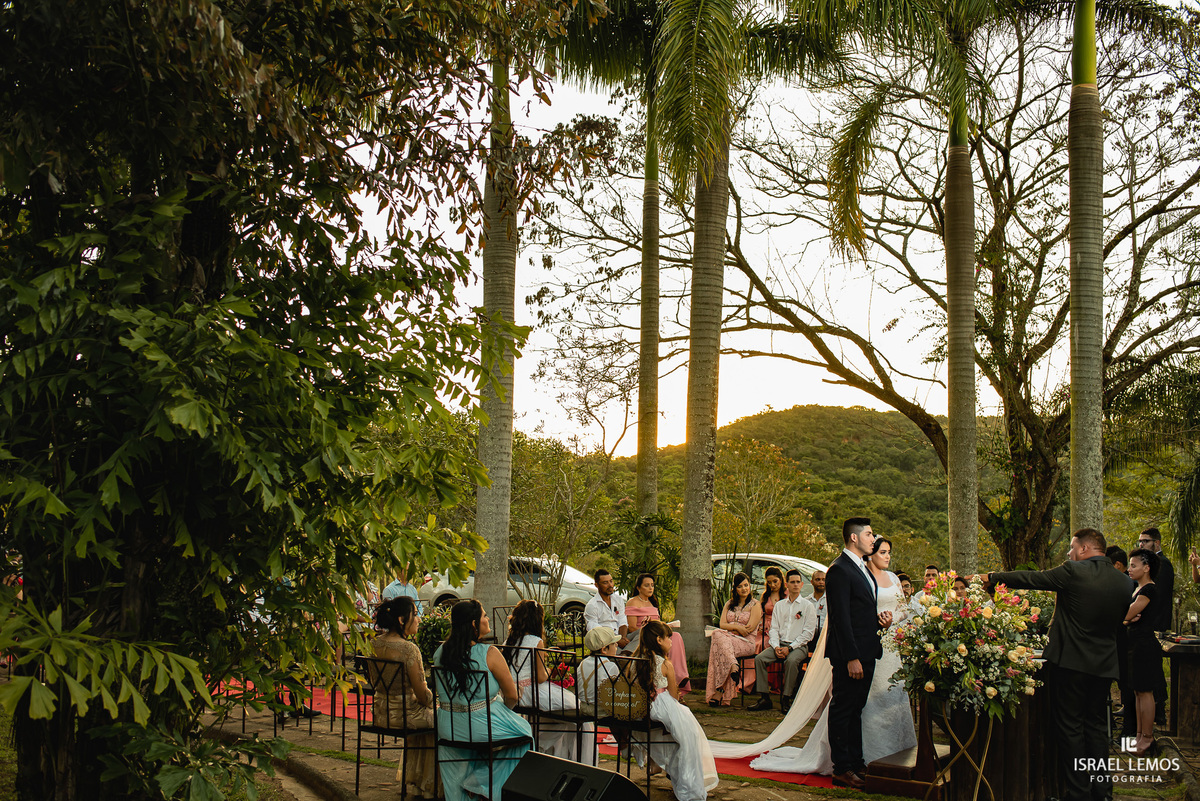 Casamento de Tahina e Fabricio realizado na Silmaria noivas na igreja maratona em cidade de Para de minas/MG, fotografia registrada com make de Dionizio pelo fotógrafo de casamento Israel Lemos.