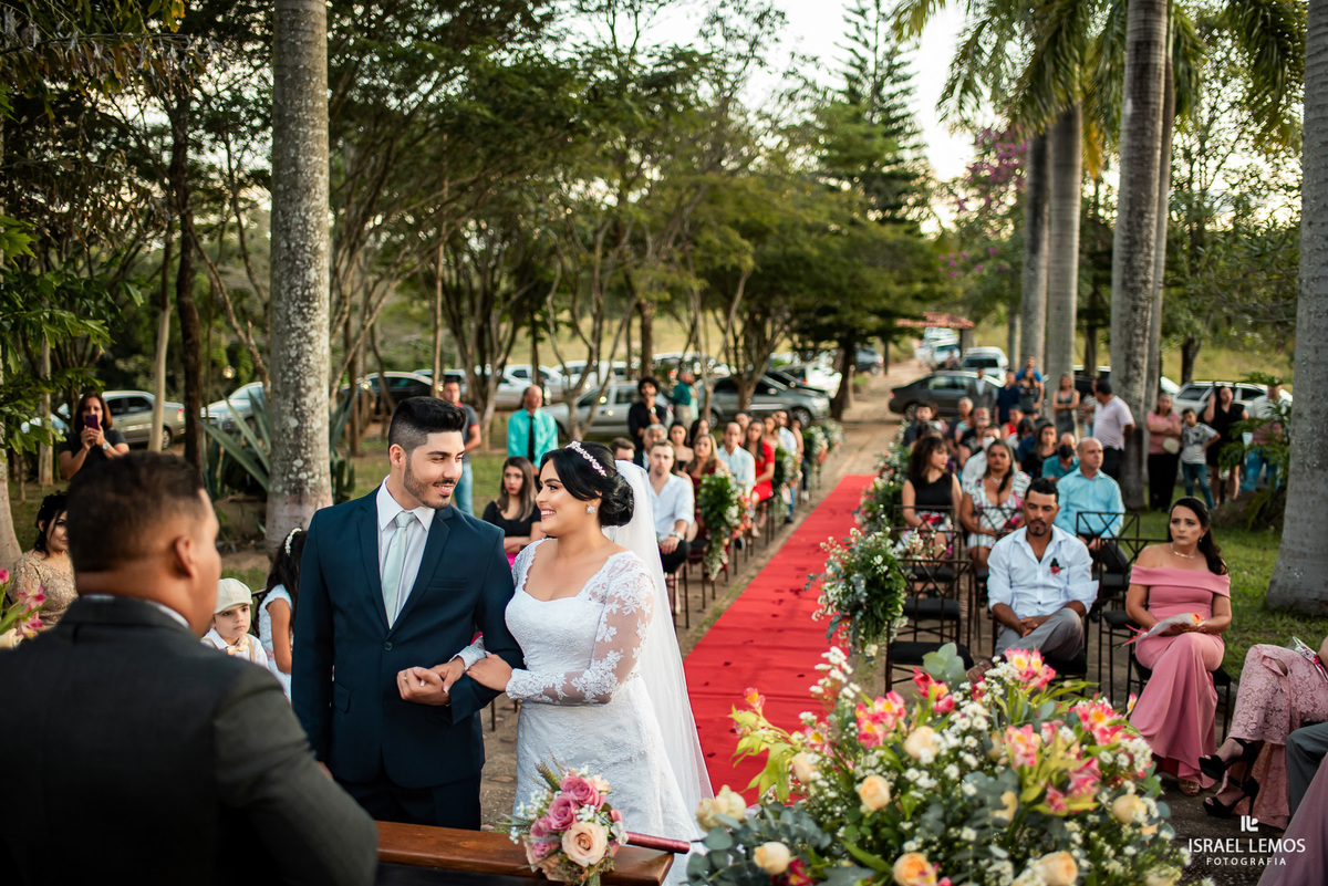 Casamento de Tahina e Fabricio realizado na Silmaria noivas na igreja maratona em cidade de Para de minas/MG, fotografia registrada com make de Dionizio pelo fotógrafo de casamento Israel Lemos.