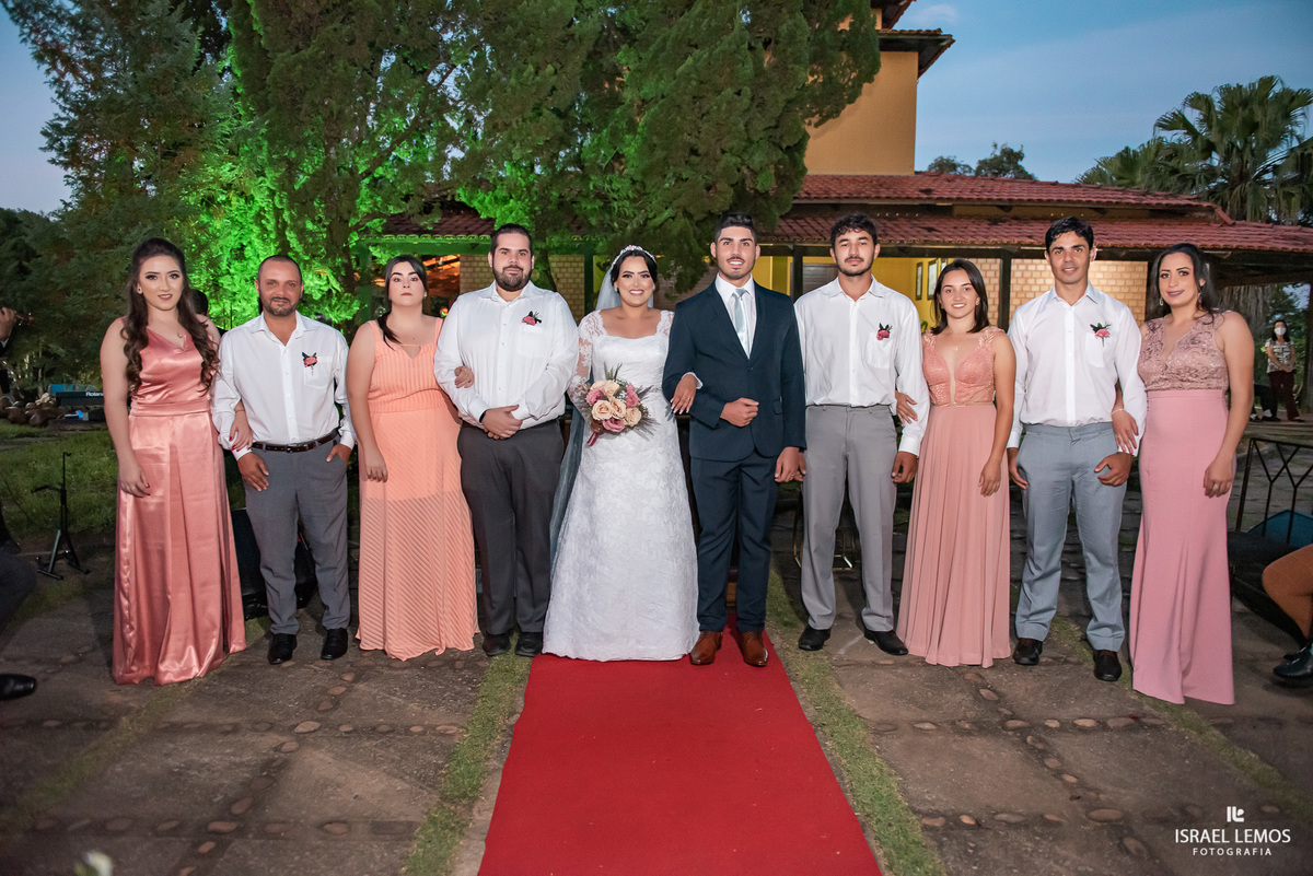 Casamento de Tahina e Fabricio realizado na Silmaria noivas na igreja maratona em cidade de Para de minas/MG, fotografia registrada com make de Dionizio pelo fotógrafo de casamento Israel Lemos.