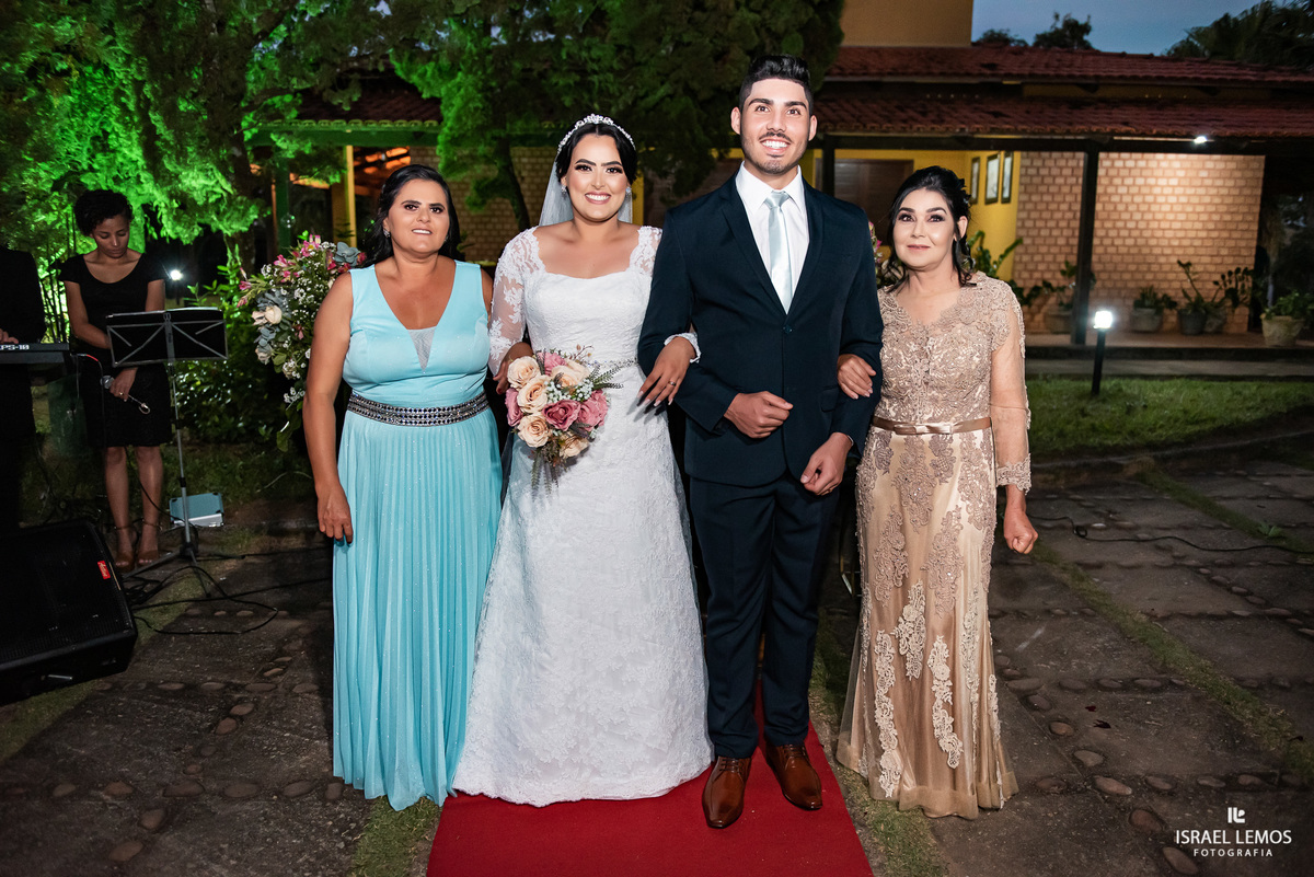 Casamento de Tahina e Fabricio realizado na Silmaria noivas na igreja maratona em cidade de Para de minas/MG, fotografia registrada com make de Dionizio pelo fotógrafo de casamento Israel Lemos.