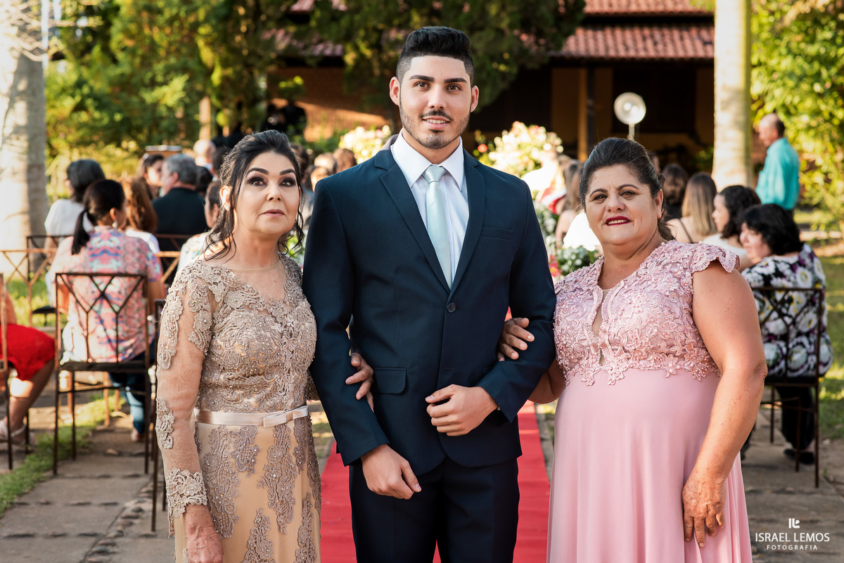 Casamento de Tahina e Fabricio realizado na Silmaria noivas na igreja maratona em cidade de Para de minas/MG, fotografia registrada com make de Dionizio pelo fotógrafo de casamento Israel Lemos.
