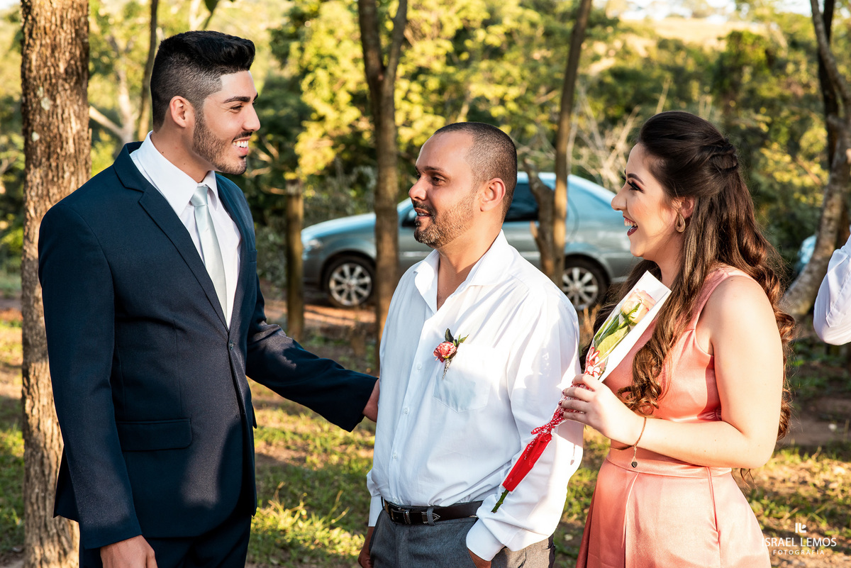 Casamento de Tahina e Fabricio realizado na Silmaria noivas na igreja maratona em cidade de Para de minas/MG, fotografia registrada com make de Dionizio pelo fotógrafo de casamento Israel Lemos.