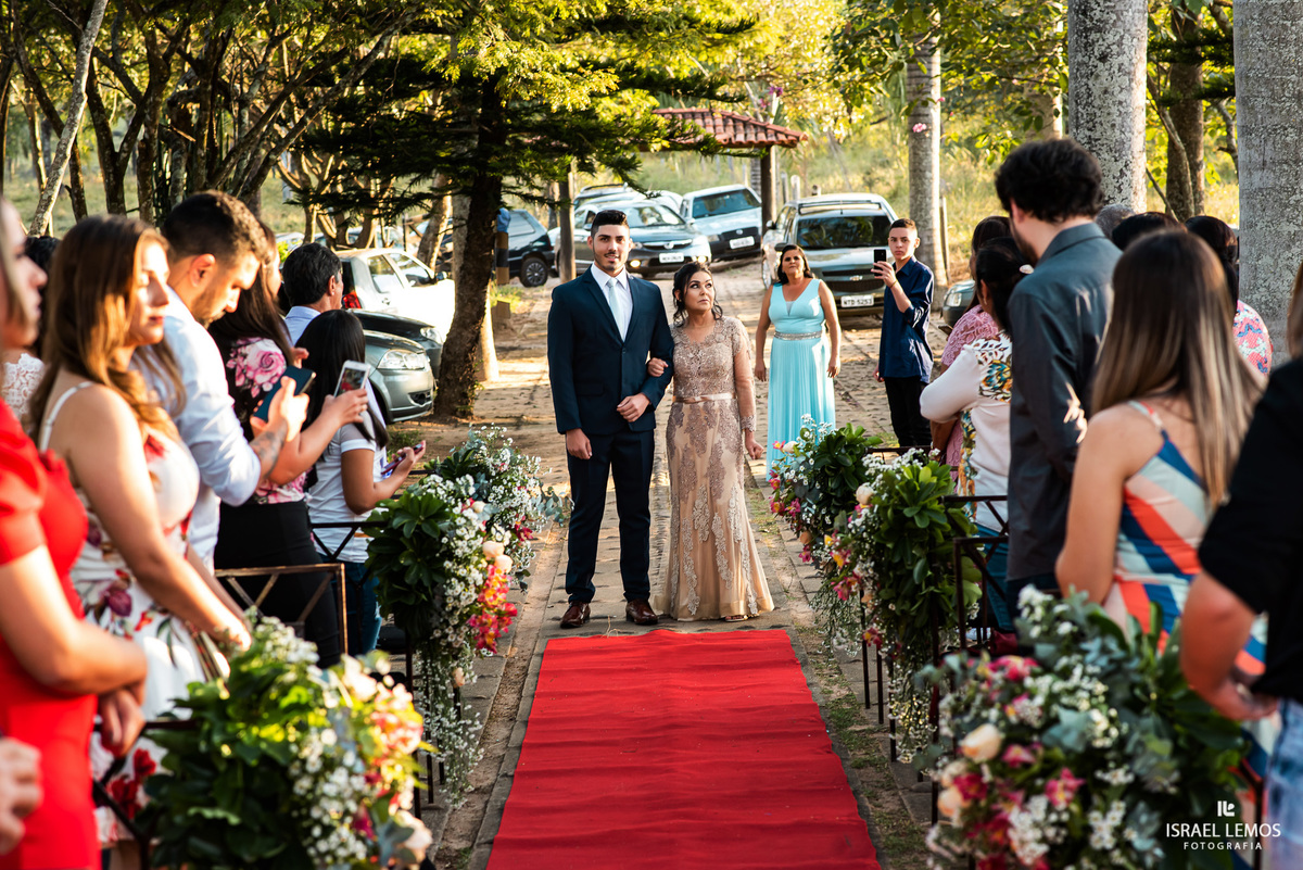 Casamento de Tahina e Fabricio realizado na Silmaria noivas na igreja maratona em cidade de Para de minas/MG, fotografia registrada com make de Dionizio pelo fotógrafo de casamento Israel Lemos.